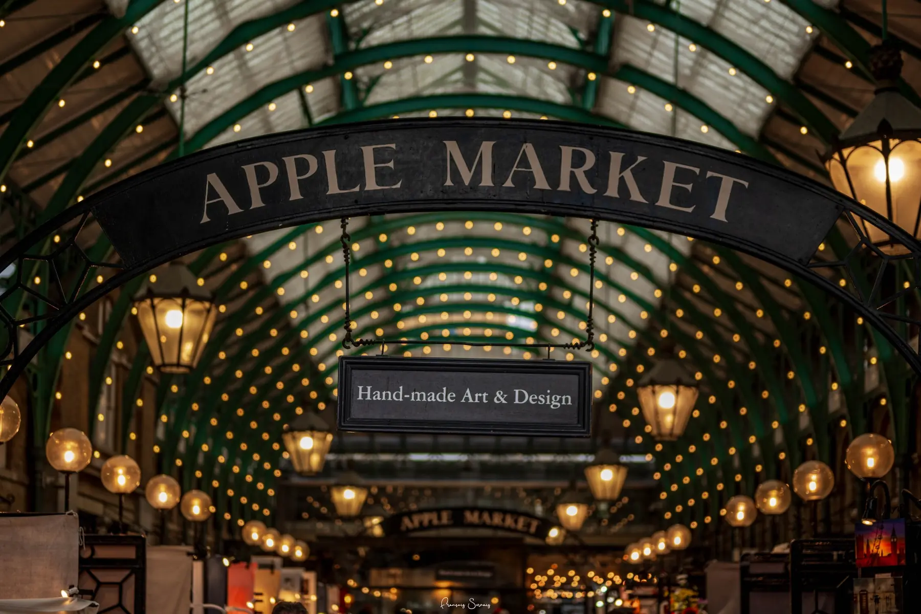 Entrée couverte d’Apple Market animée par une lumière chaleureuse