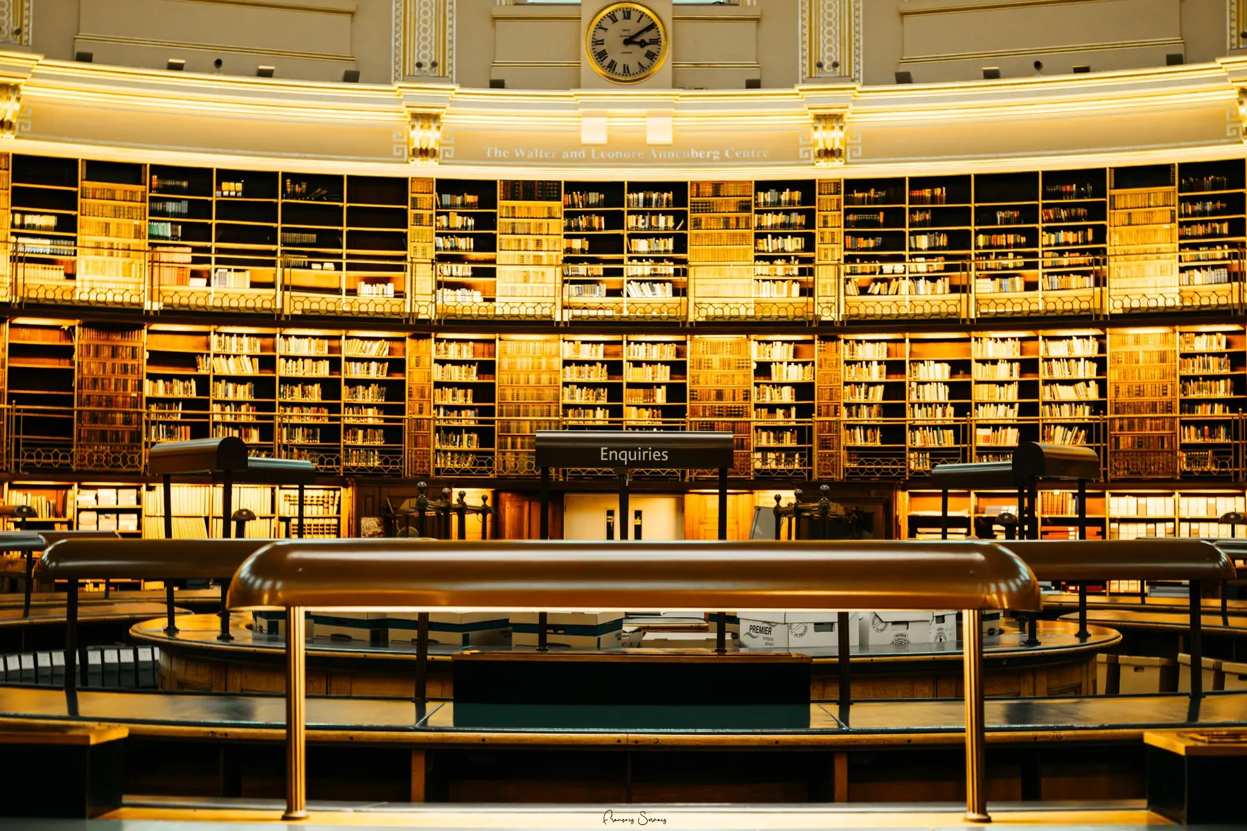 Grande bibliothèque photographiée dans une composition symétrique et chaleureuse