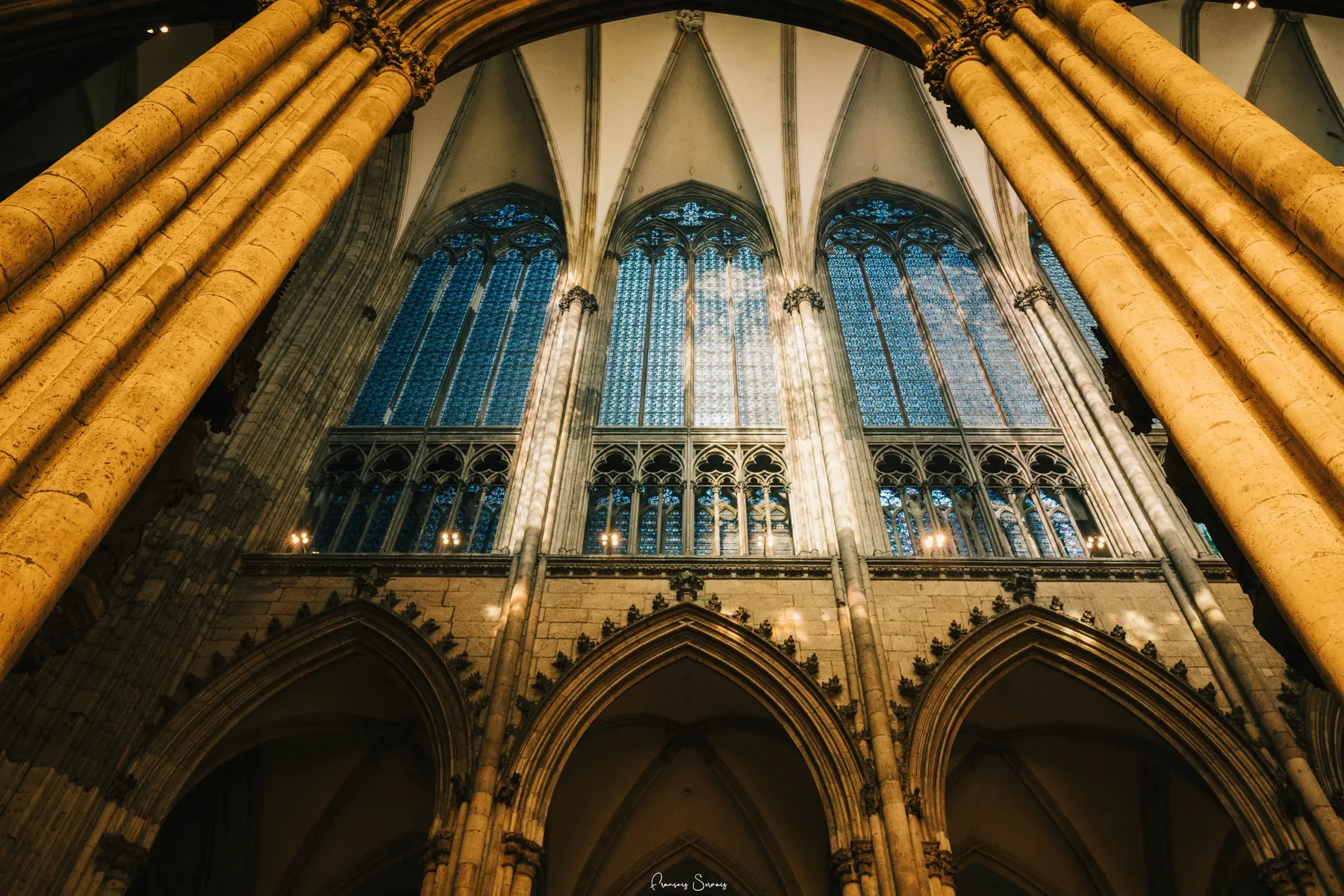 Façade gothique photographiée en contre-plongée dans une lumière chaude