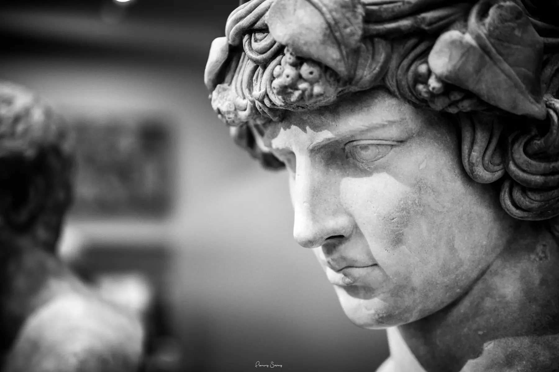 Détail sculpté d’un bâtiment patrimonial photographié en noir et blanc