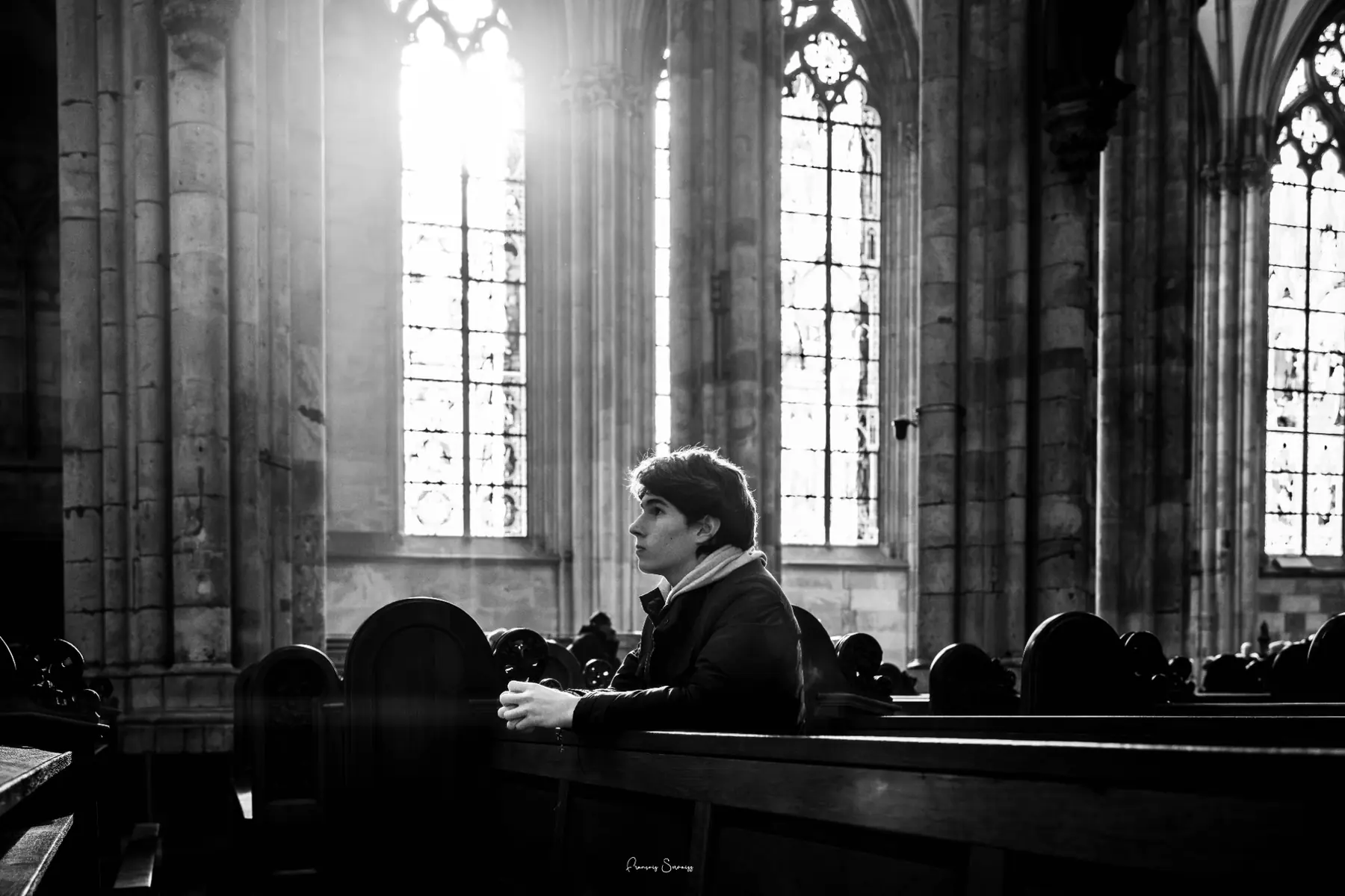 Intérieur patrimonial en noir et blanc avec une personne donnant l’échelle du lieu