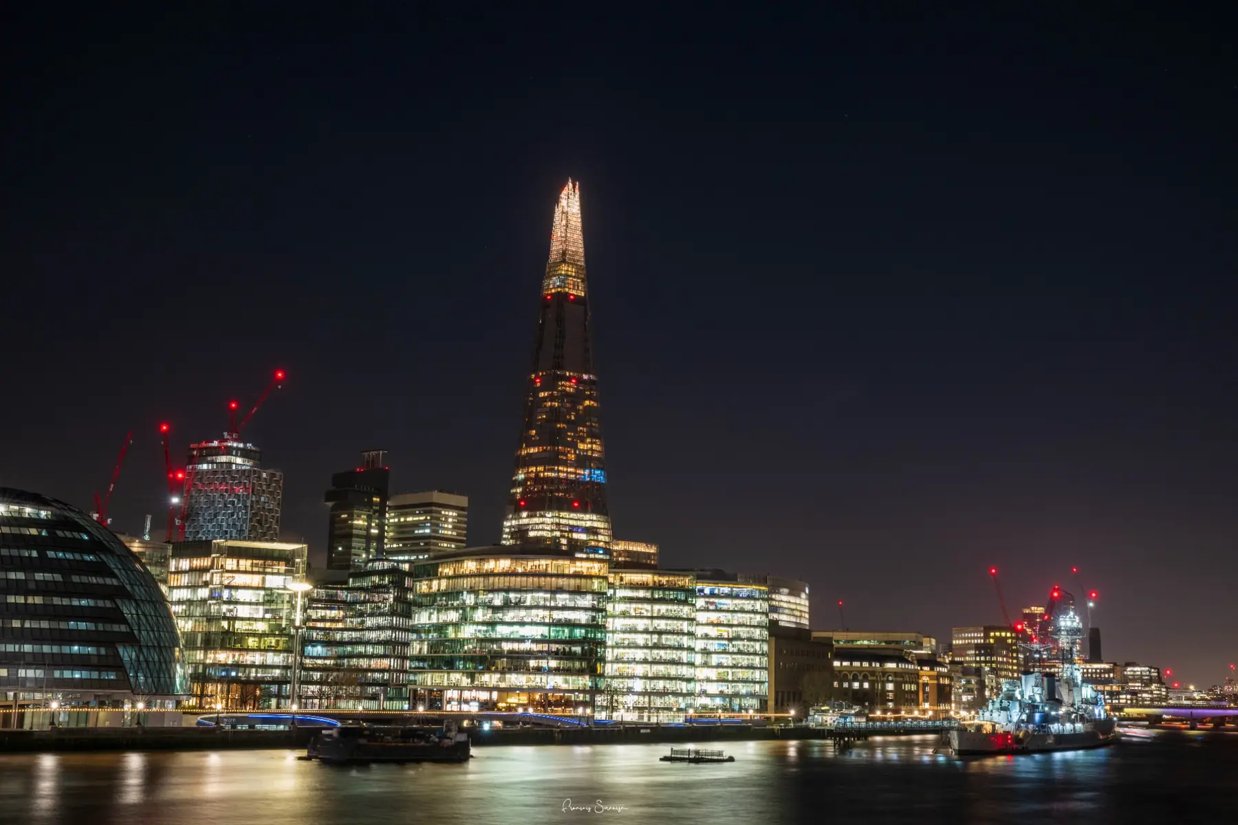 Skyline de Londres et reflets sur la Tamise à la tombée de la nuit
