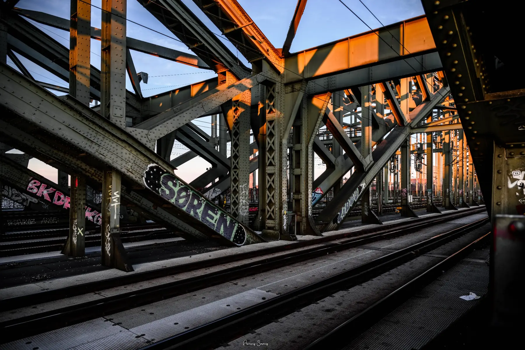 Structure métallique ferroviaire découpée par la lumière du soir