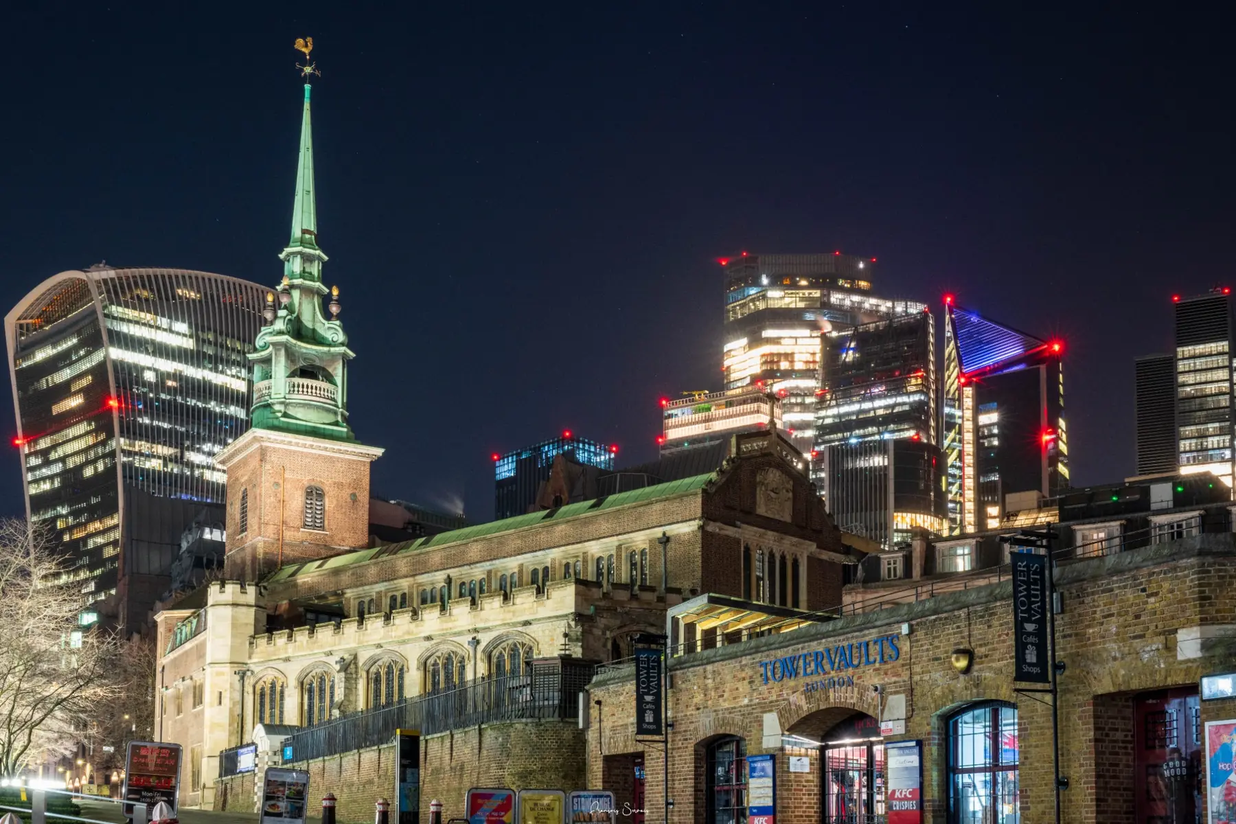 Toits historiques et bâtiments contemporains de Londres dans la nuit