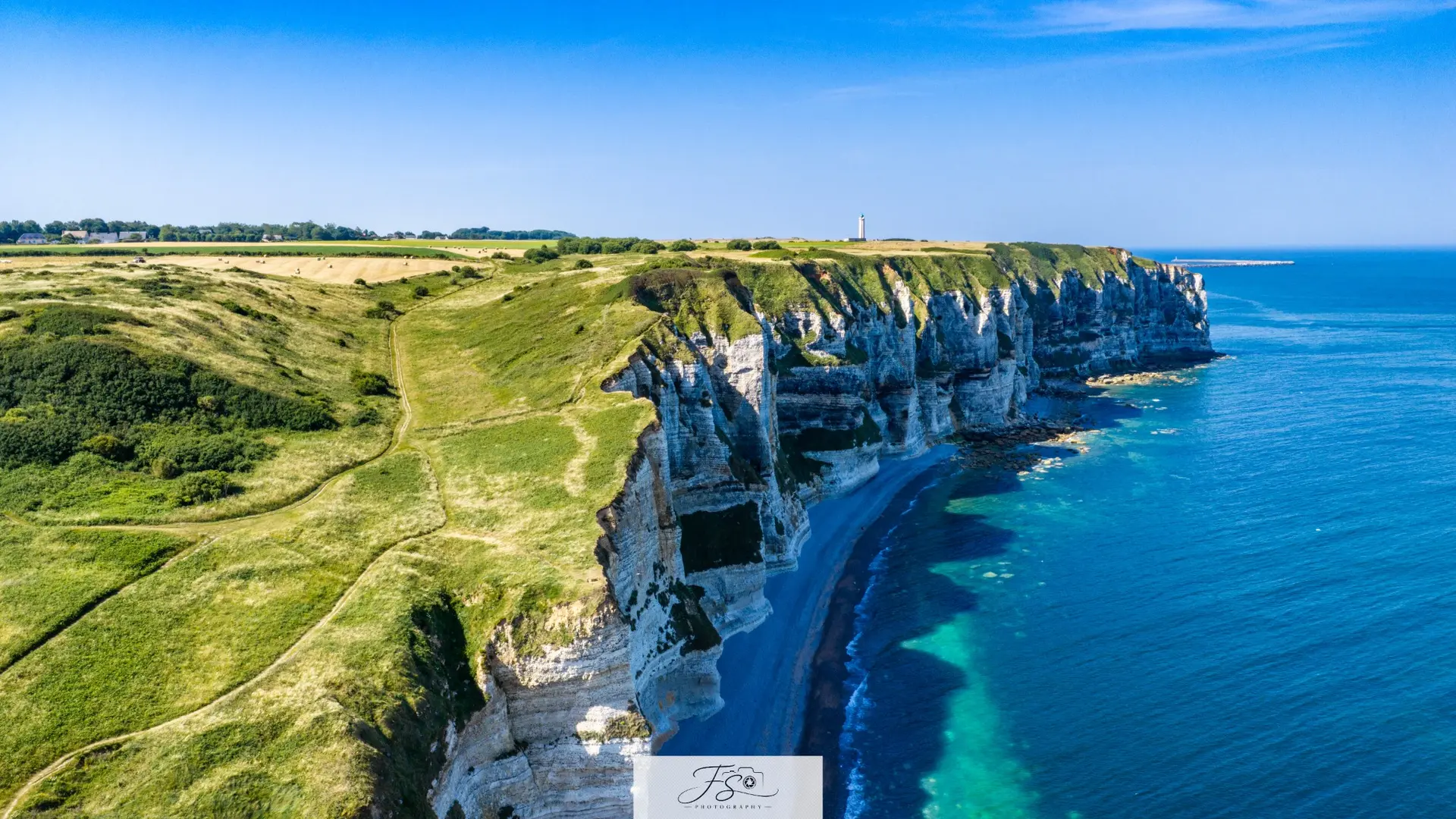 Falaises verdoyantes dominant une mer d’un bleu profond