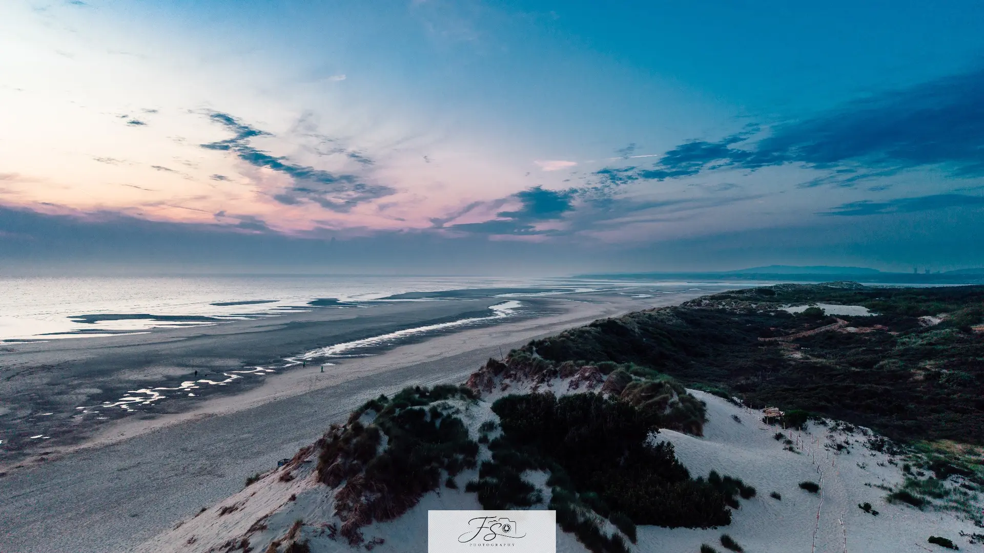 Heure bleue sur les dunes — plage immense et reliefs dunaires au crépuscule