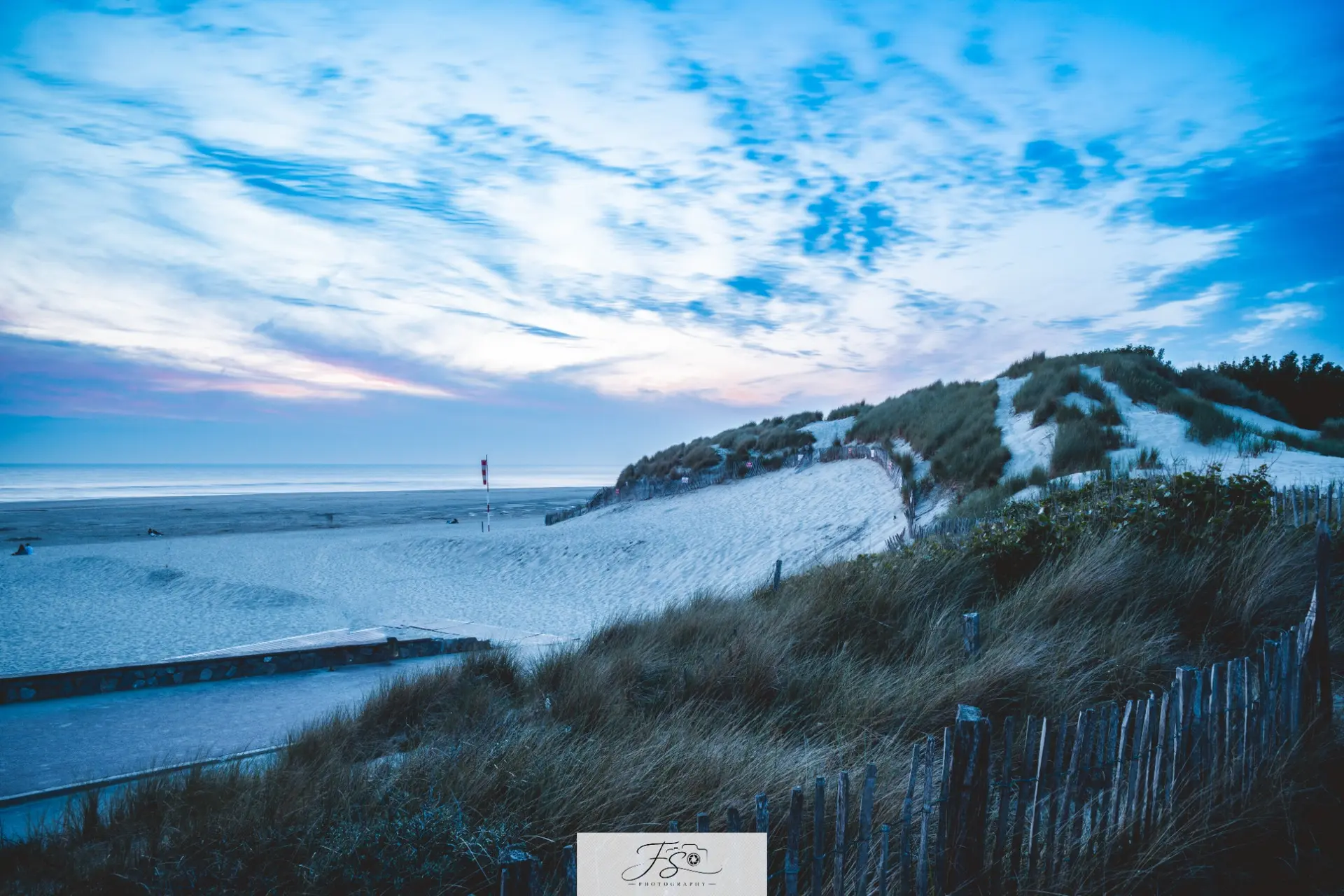 Dunes à l’heure bleue — sable, oyats et ciel bleu pastel en bord de mer