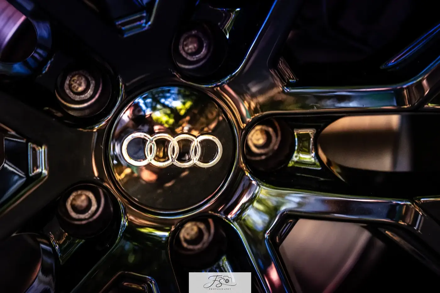 Détail d’une jante Audi noire de 19 pouces
