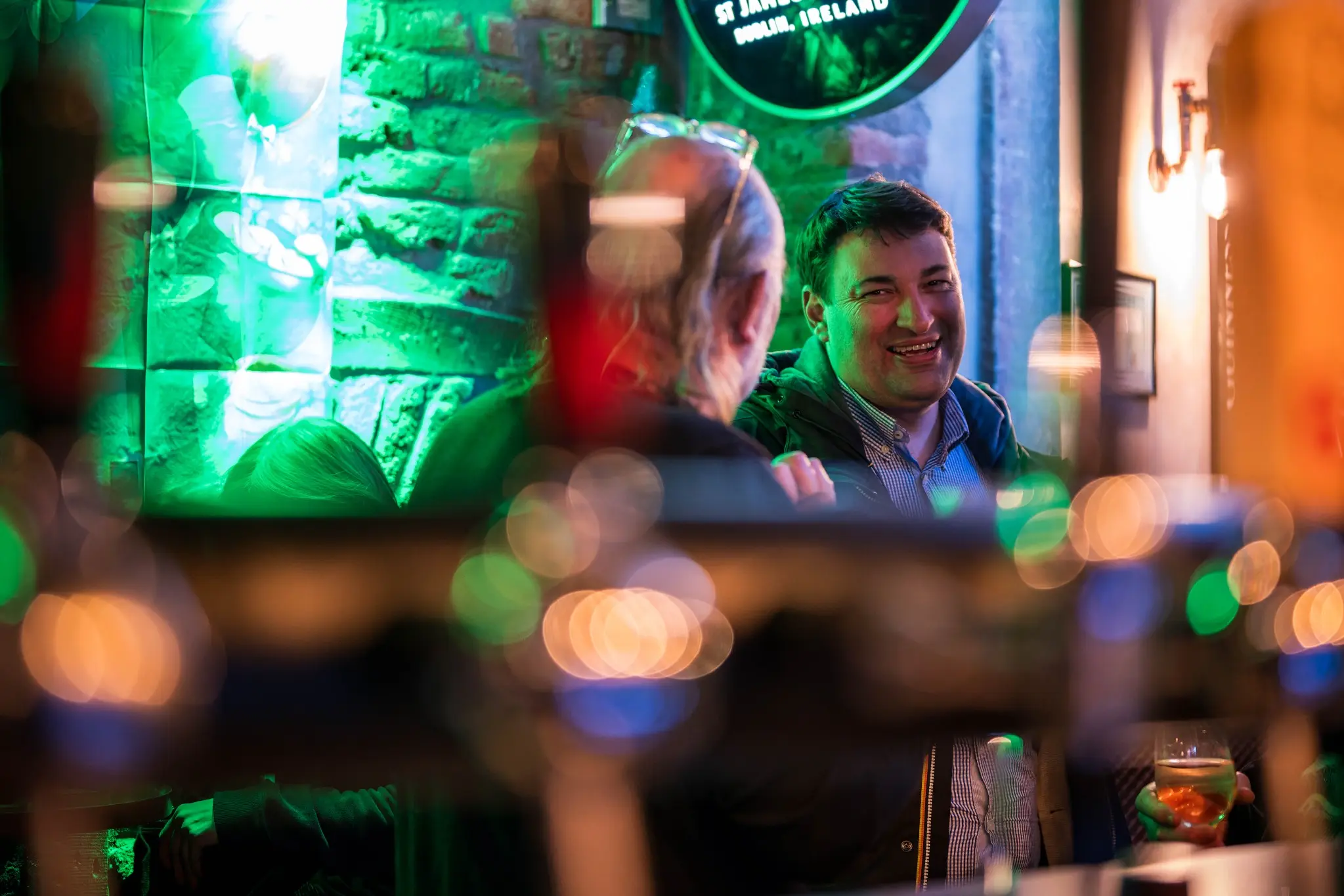 Clients partageant un moment convivial pendant la Saint-Patrick au bar Chez Marie