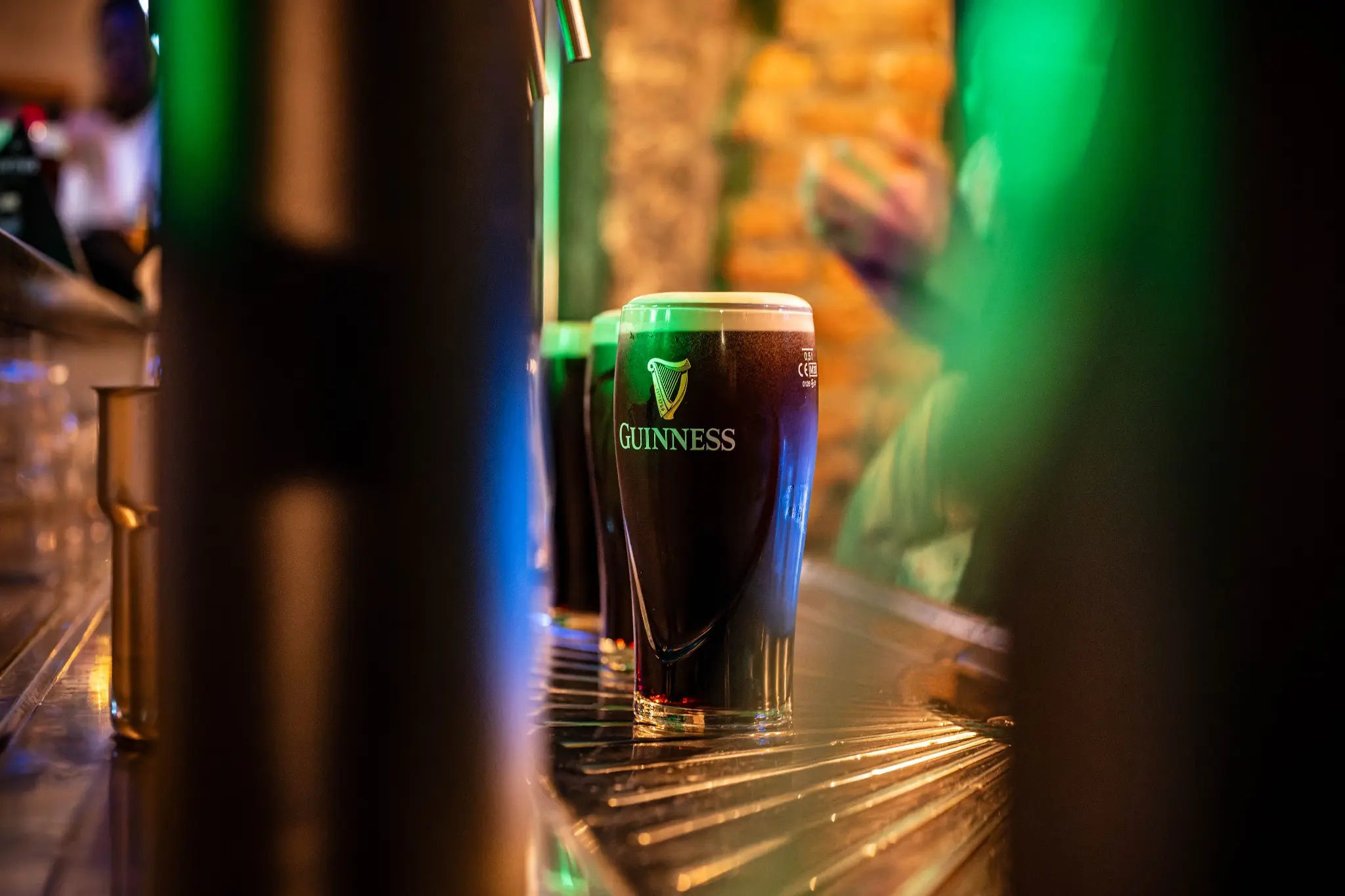 Pinte de Guinness dans les lumières vertes de la Saint-Patrick au bar Chez Marie