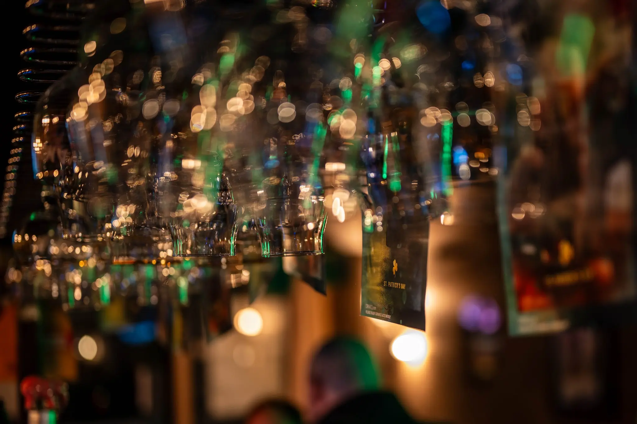Verres suspendus et décoration de Saint-Patrick dans le bar Chez Marie