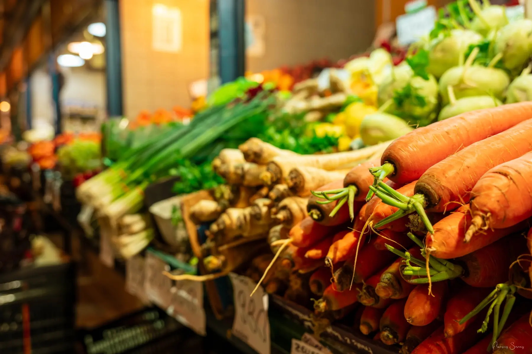 Carottes et légumes frais photographiés en détail sur un étal