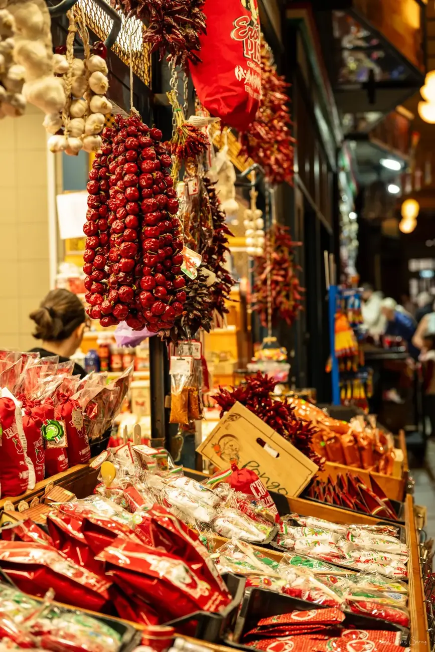Étal vertical de piments, épices et produits d’épicerie