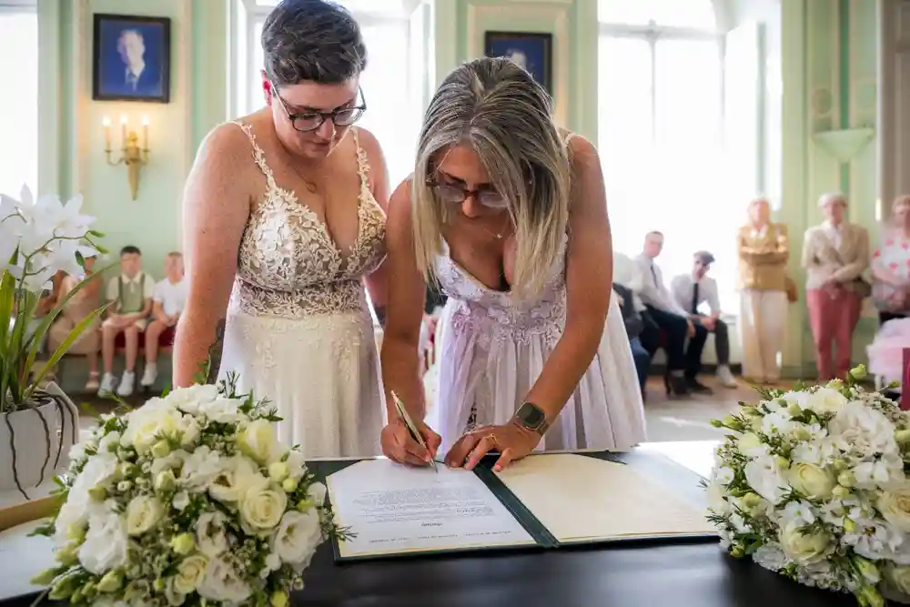 Coralie et Meya signent le registre de leur mariage