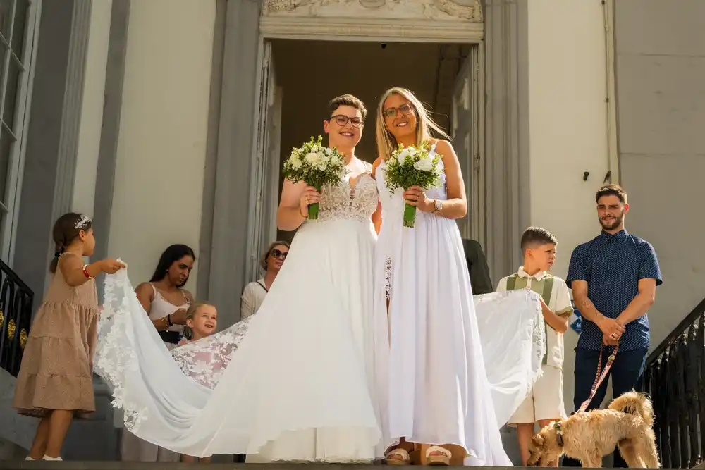 Coralie et Meya posent avec leurs bouquets à la sortie de la cérémonie