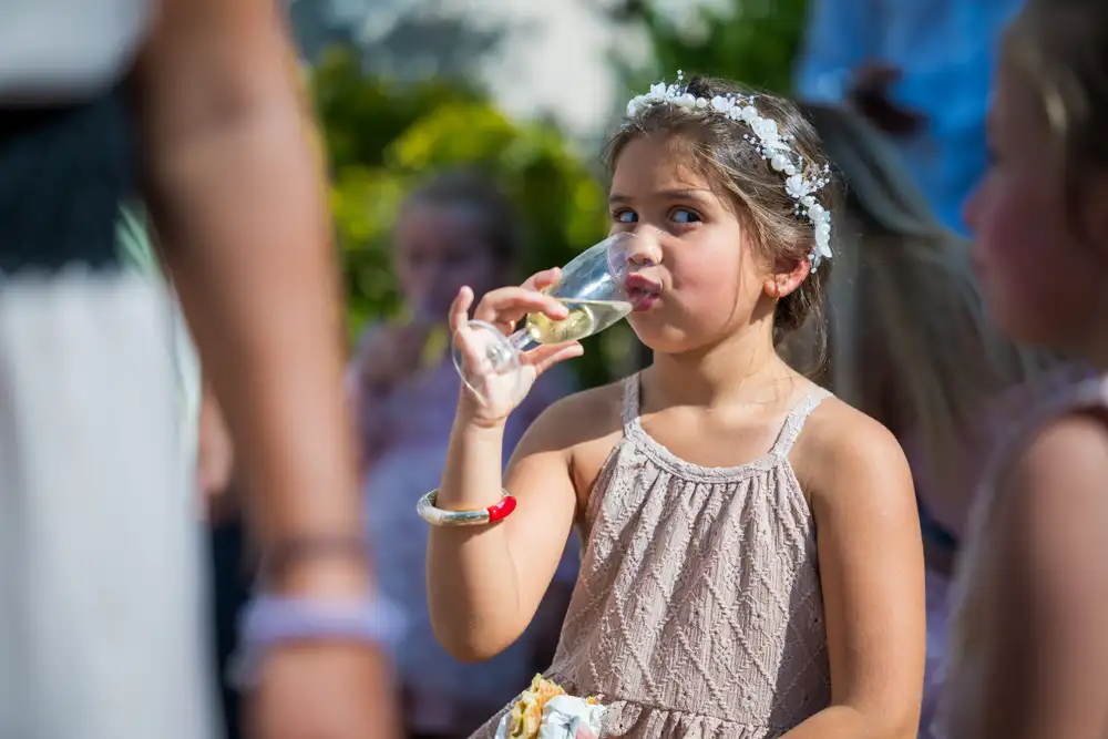 Une jeune invitée profite d’un instant spontané à la sortie