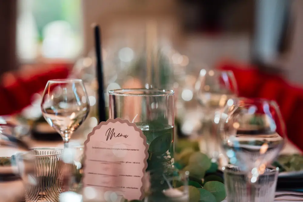Menu et verrerie sur une table de la réception