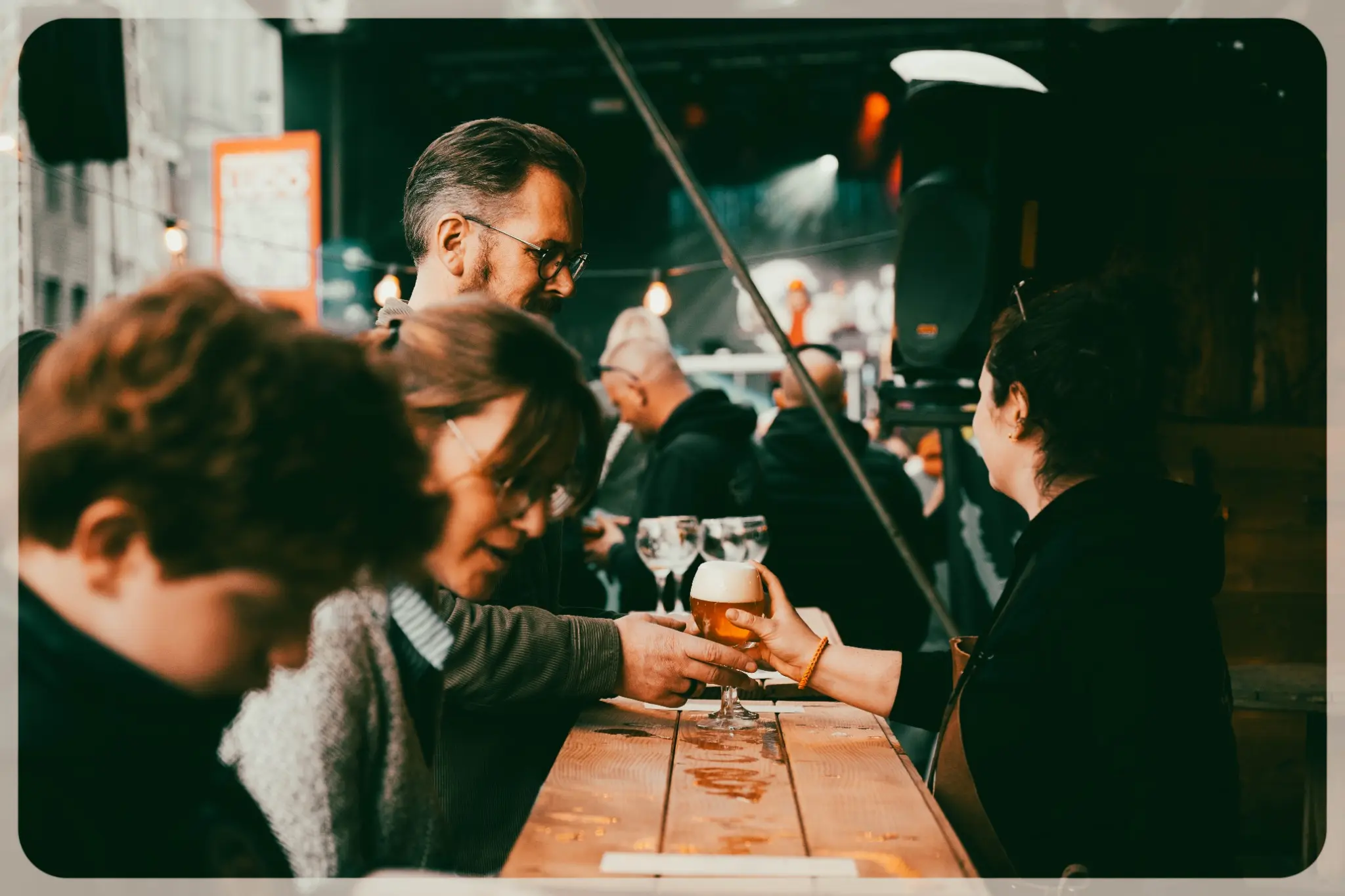 Public partageant un verre dans l’ambiance d’un événement