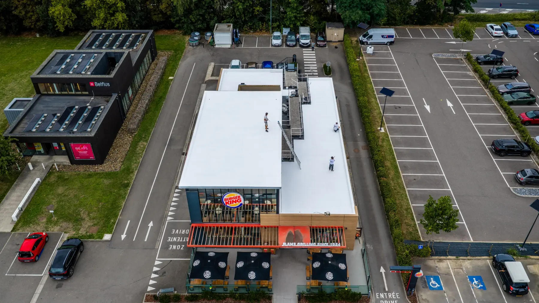 Vue verticale par drone du chantier de toiture du Burger King de Hognoul