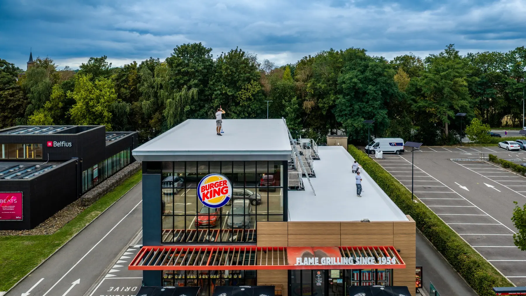 Vue aérienne de face du Burger King de Hognoul pendant la rénovation de la toiture par Cool Roofing