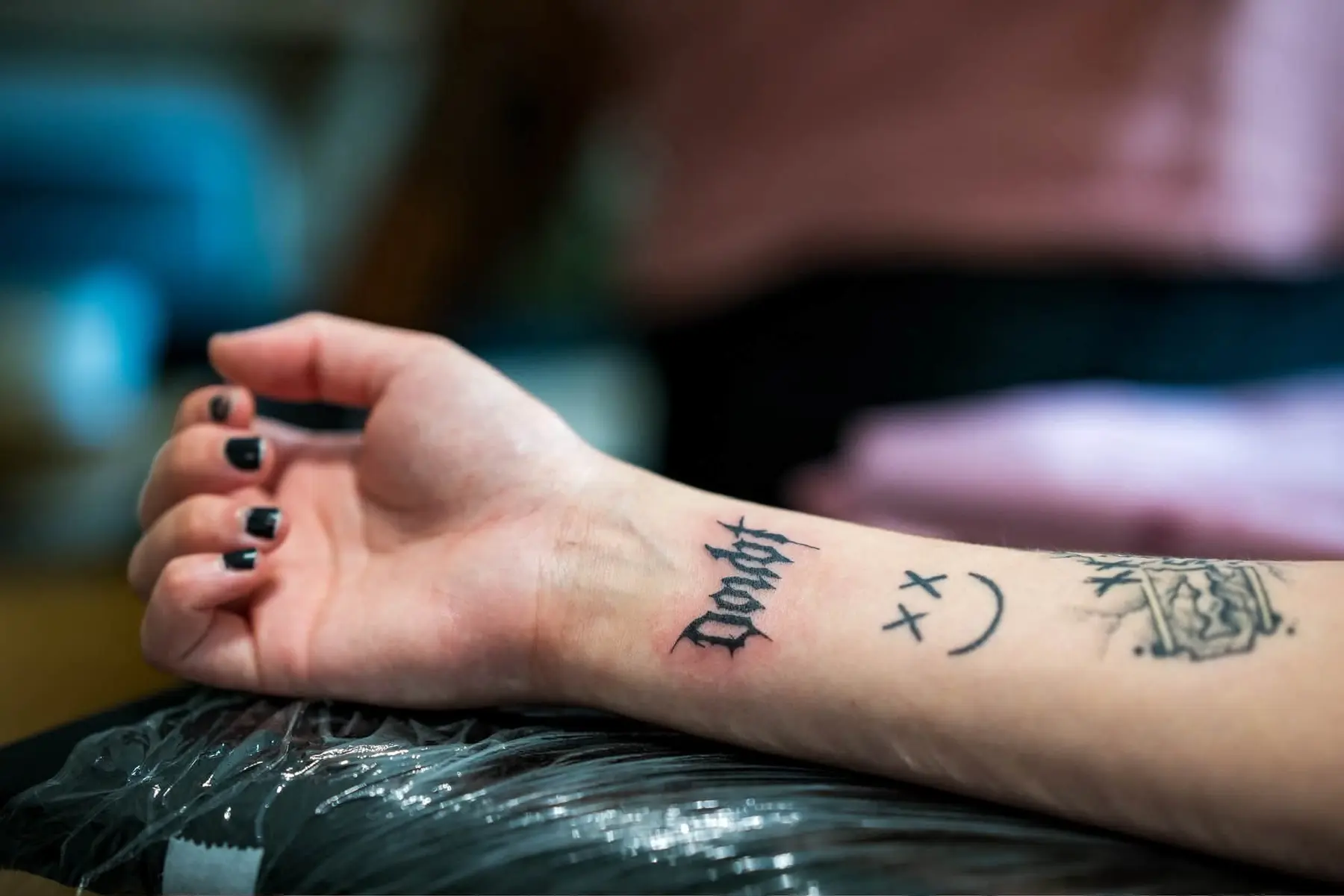 Tatouages graphiques sur un poignet photographiés pour Krow Ink Tattoo