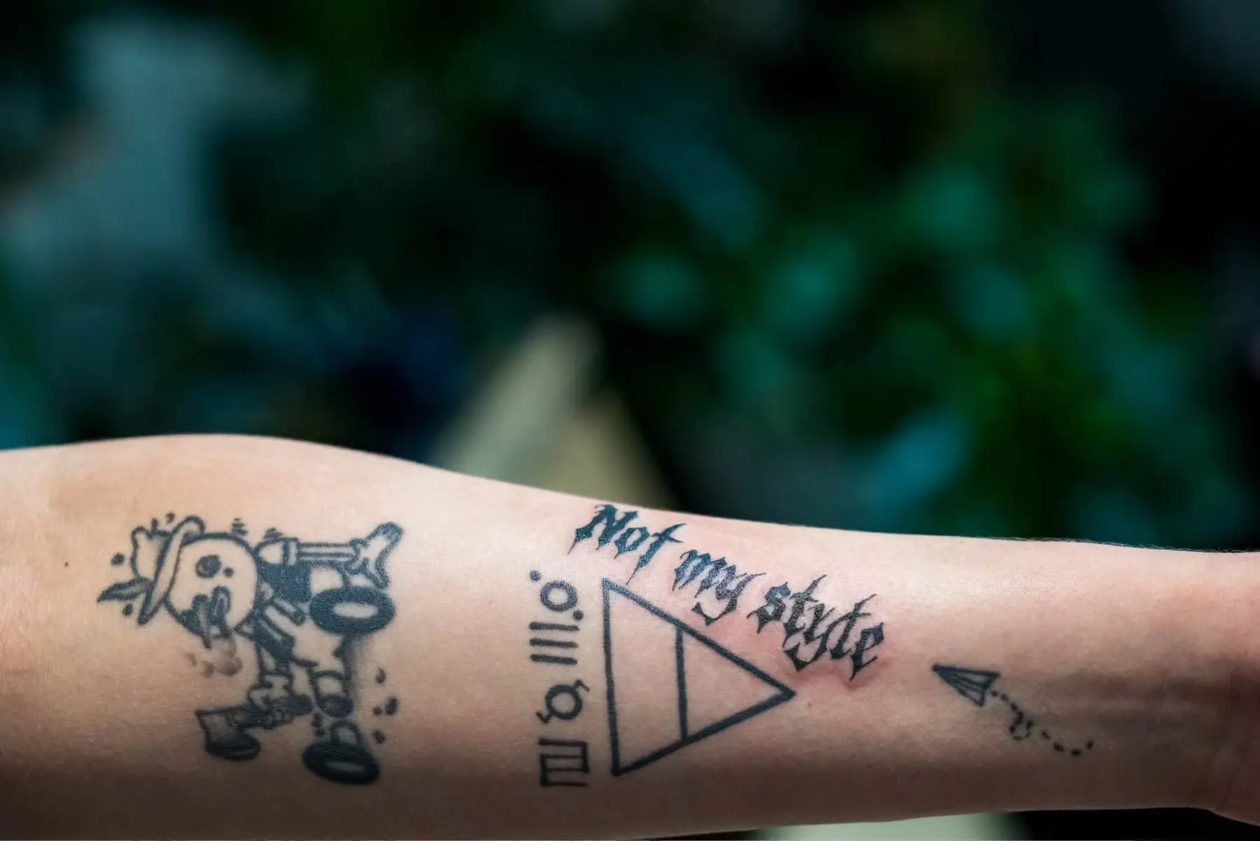 Composition de tatouages graphiques photographiée pour Krow Ink Tattoo