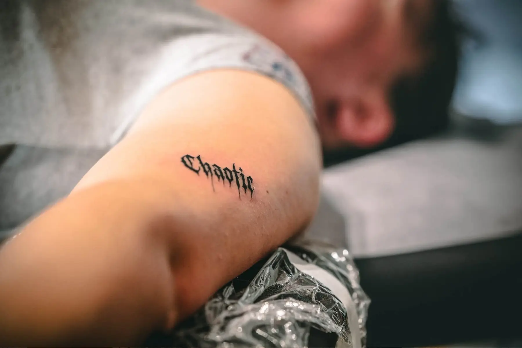 Tatouage Chapitre photographié en lumière naturelle pour Krow Ink Tattoo