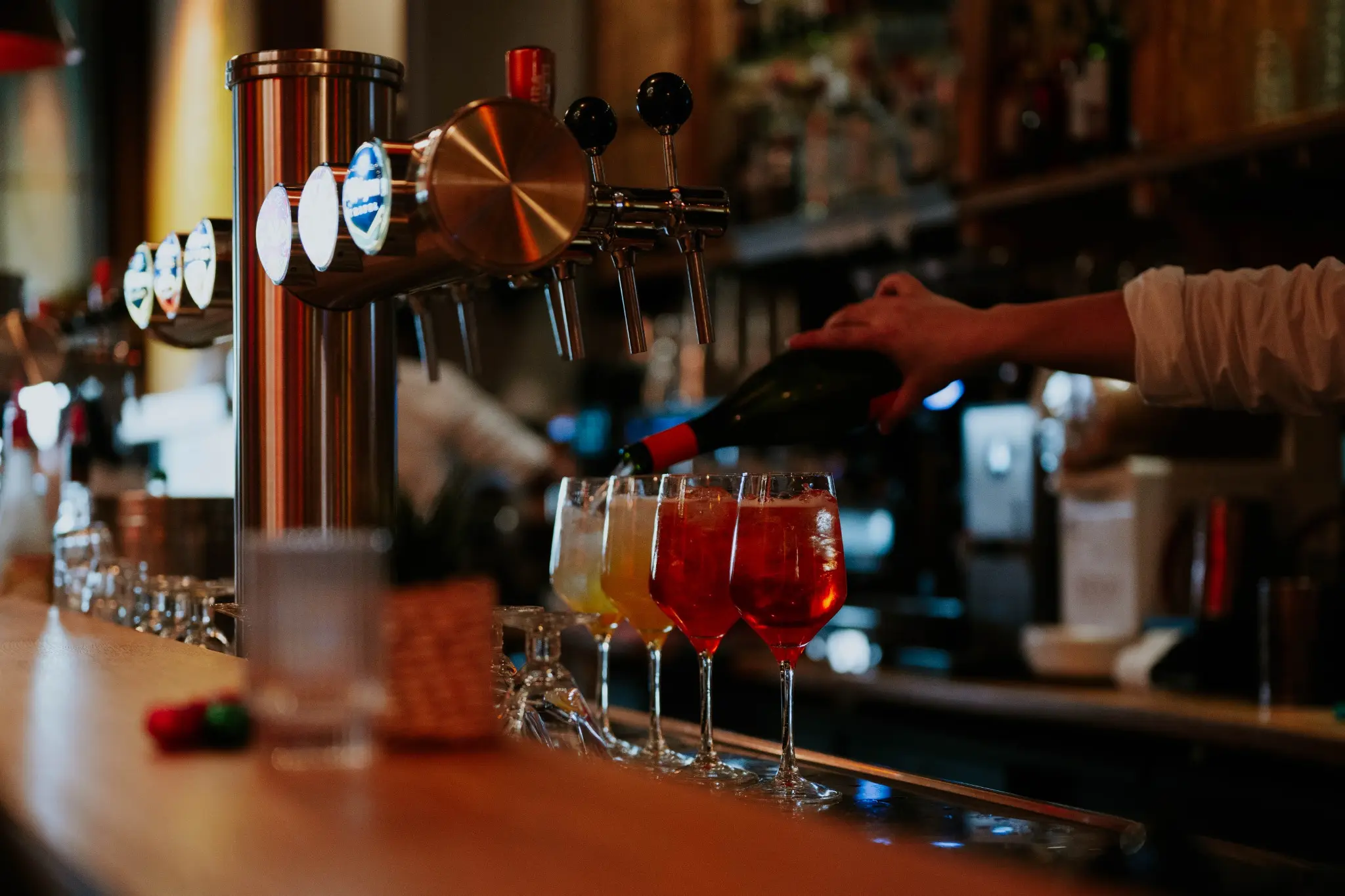 Préparation de plusieurs cocktails colorés au comptoir