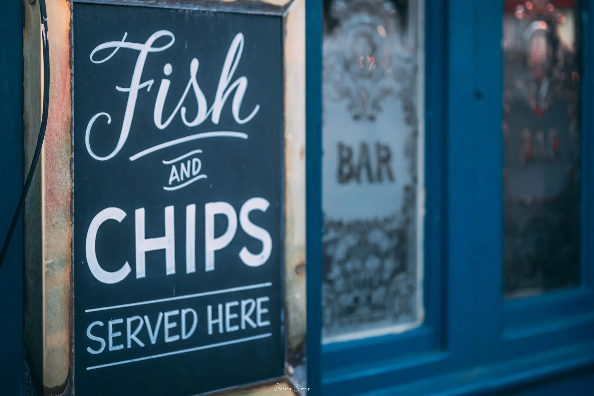 Enseigne Fish and Chips à l’entrée d’un établissement