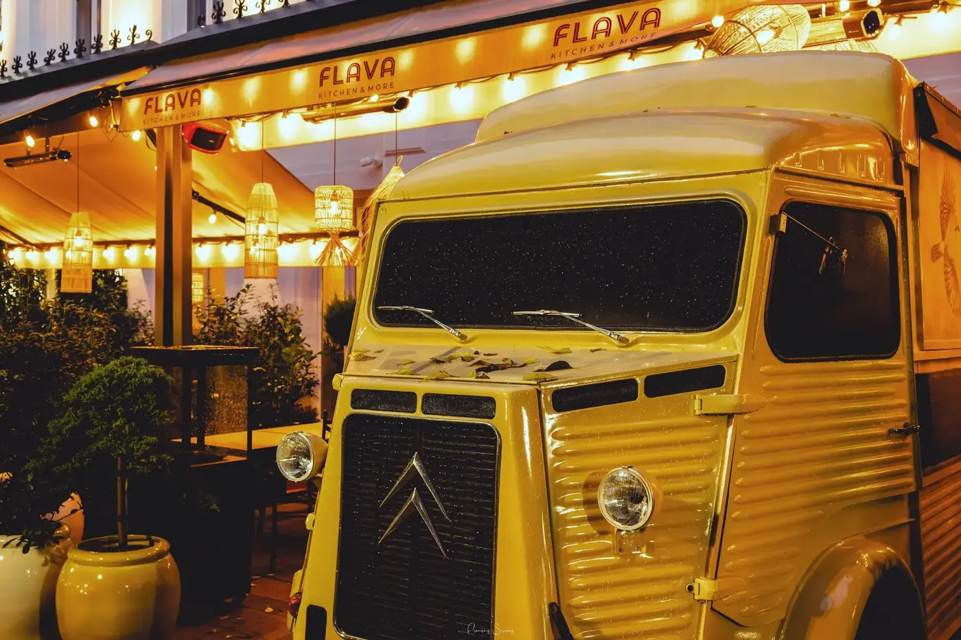 Façade du restaurant FLAVA mise en scène avec un véhicule Citroën ancien