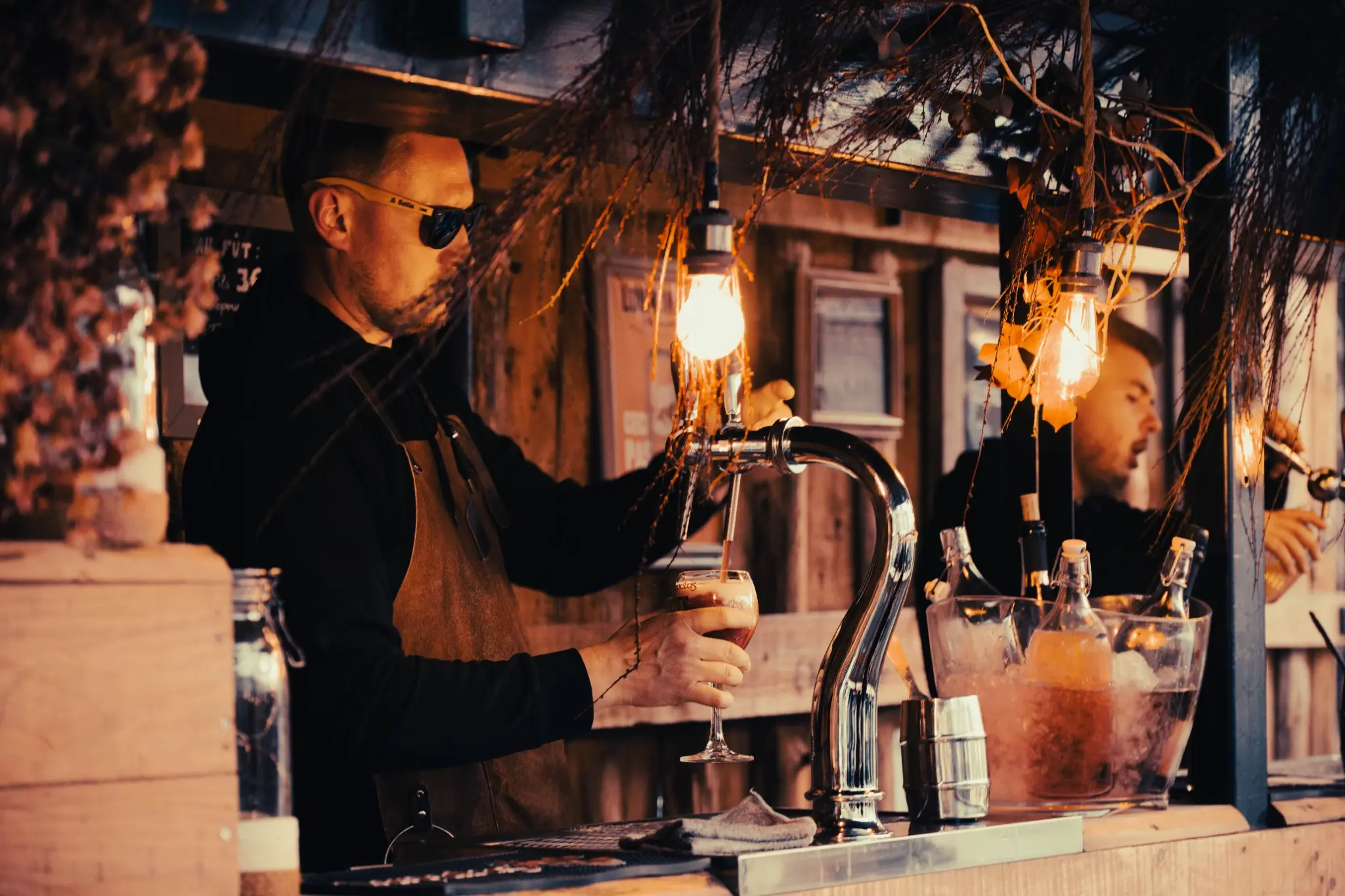Service au bar avec bouteilles et lumière d’ambiance