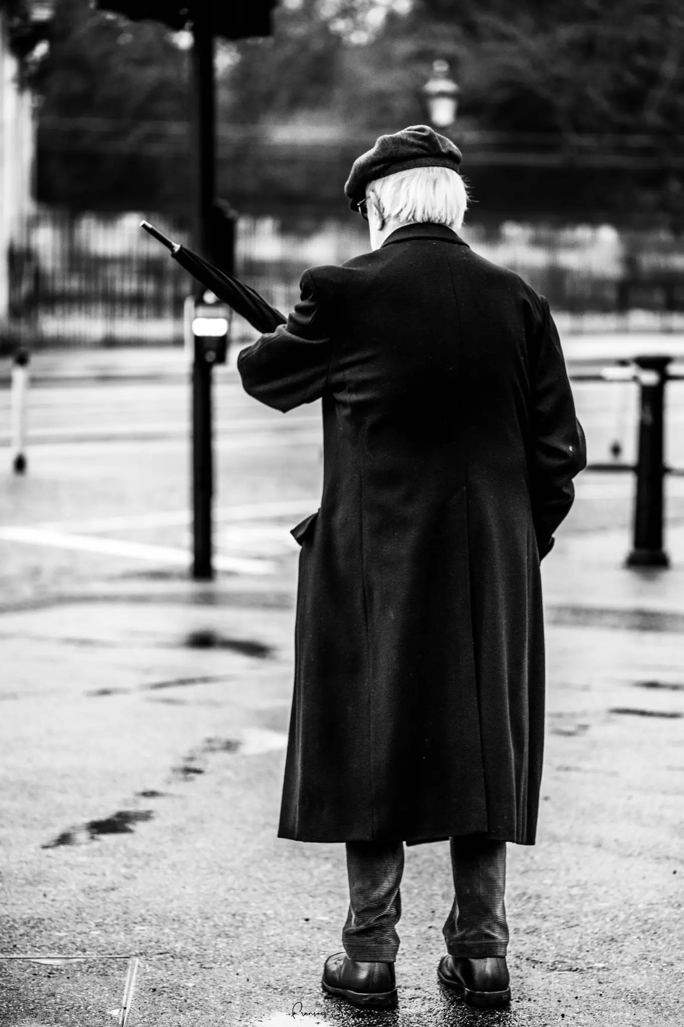 Silhouette élégante vue de dos, avançant sous la pluie avec un parapluie
