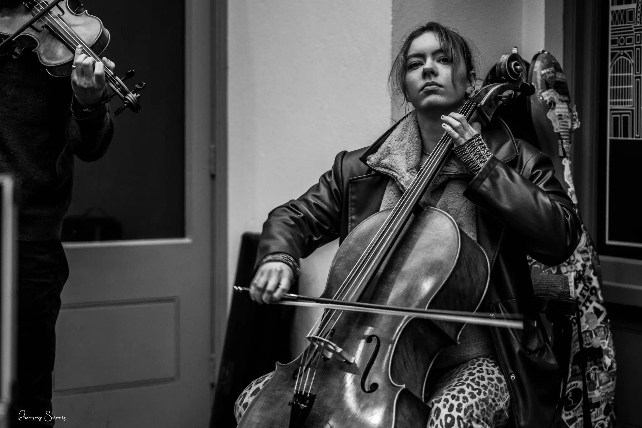 Jeune violoncelliste concentrée pendant une interprétation en noir et blanc