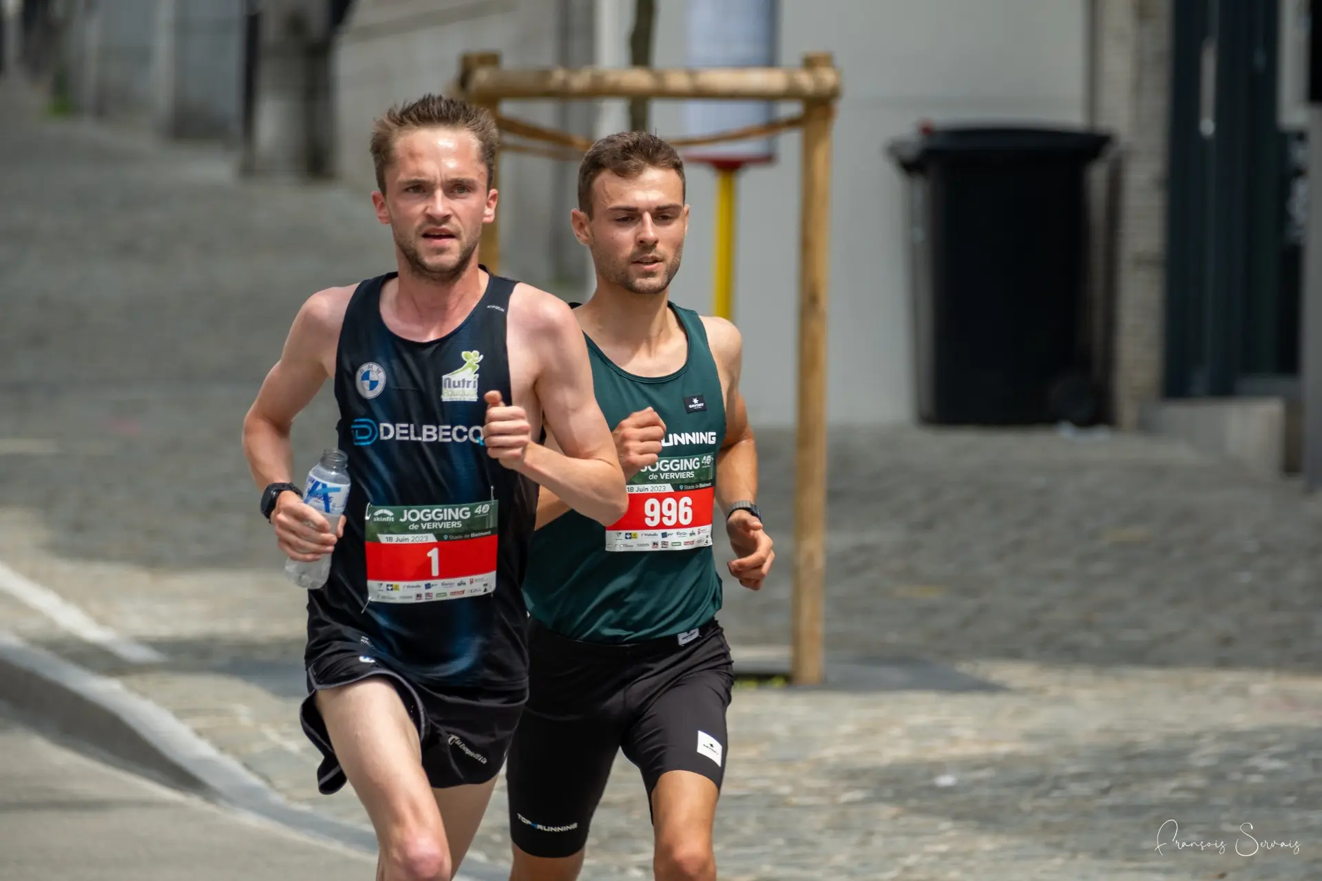 Deux coureurs avancent ensemble dans une rue de Verviers