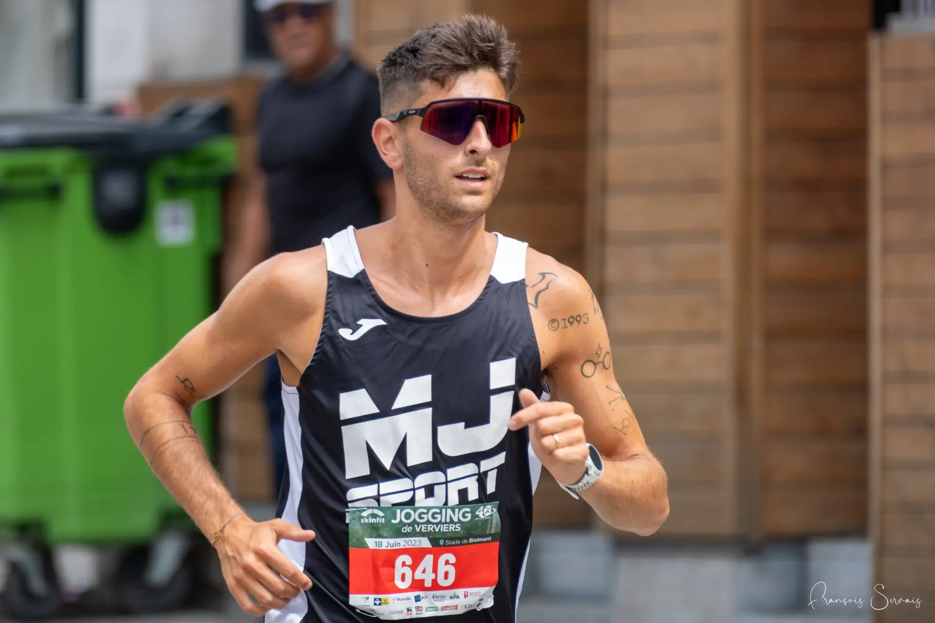 Coureur avec lunettes sportives pendant le Jogging de Verviers