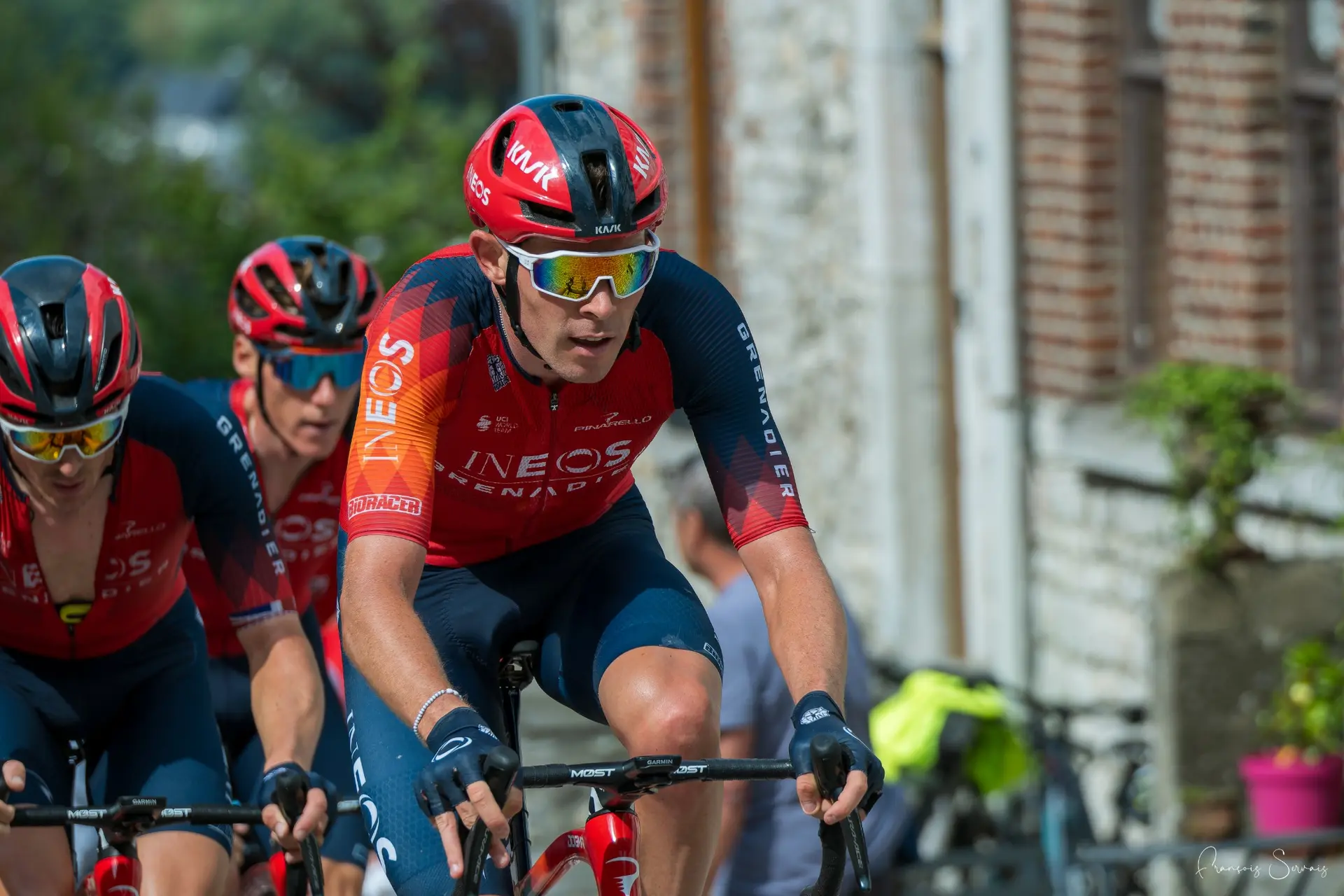 Coureur de l’équipe Ineos Grenadiers au cœur du peloton