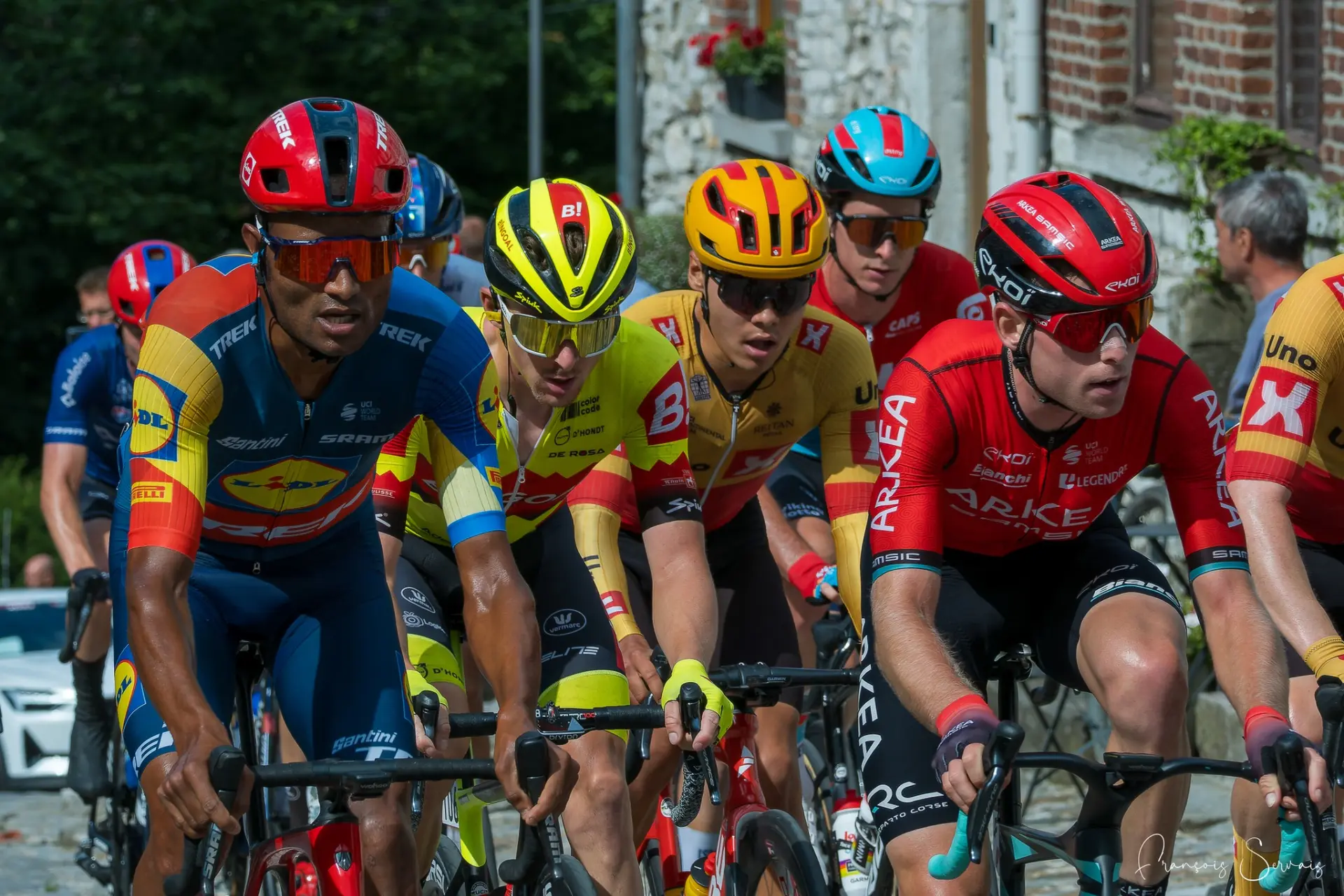Peloton professionnel coloré photographié de face