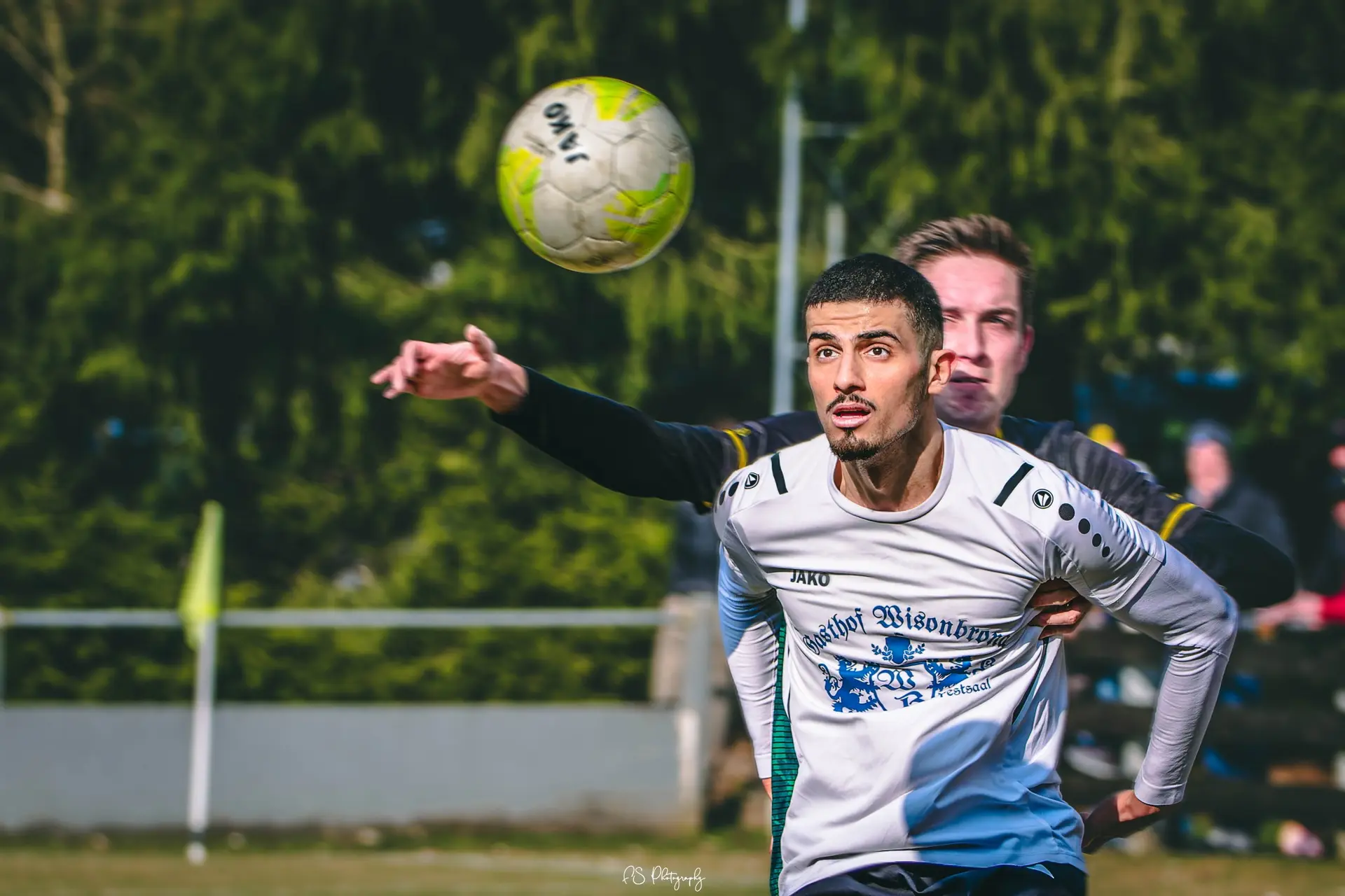 Duel aérien lors d’un match de football en région verviétoise