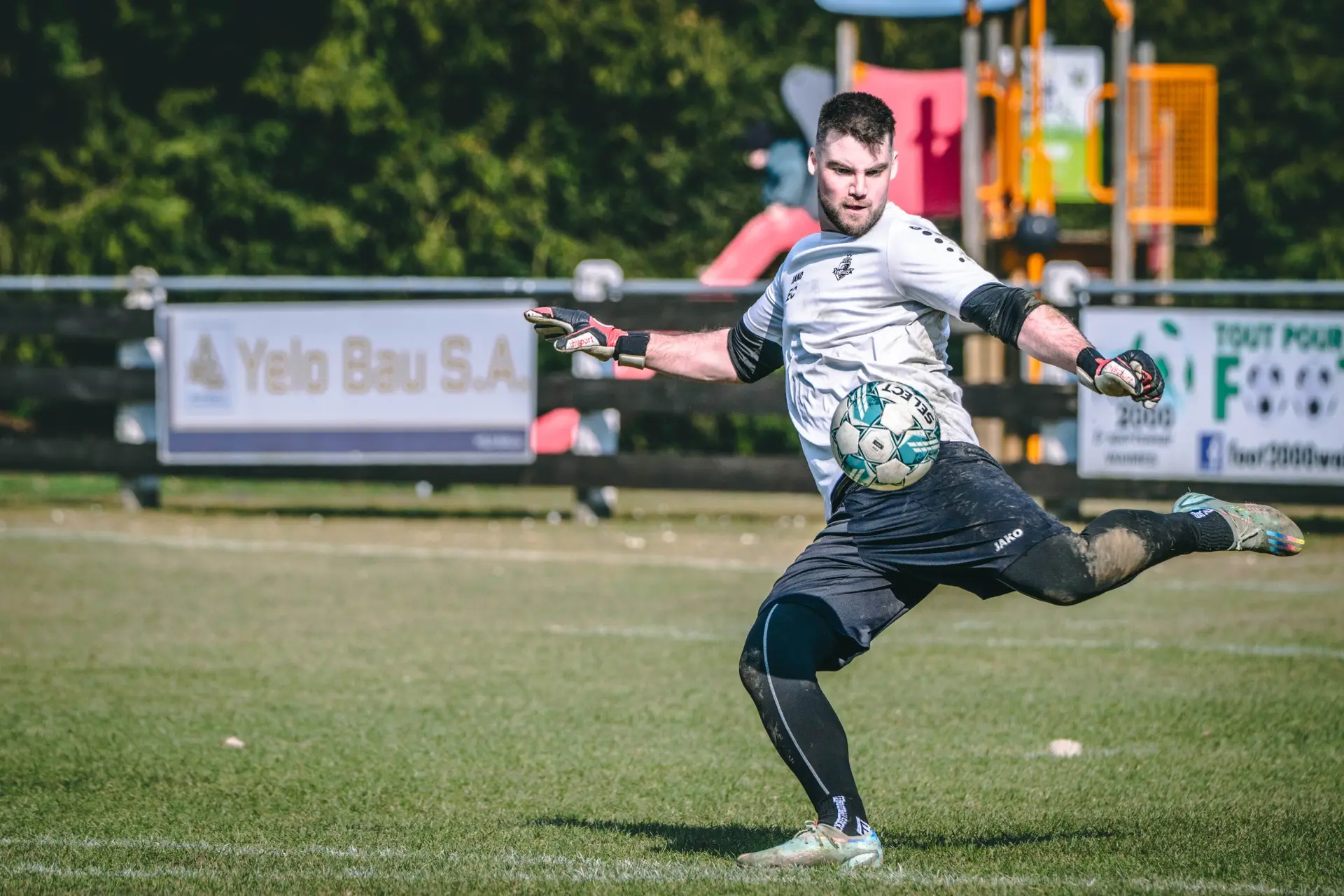 Gardien de football dégage le ballon en pleine course