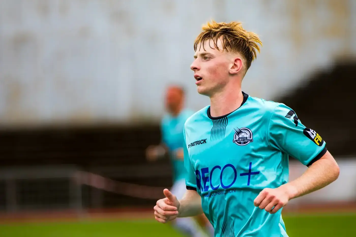 Portrait d’un joueur de football en plein effort pendant le match