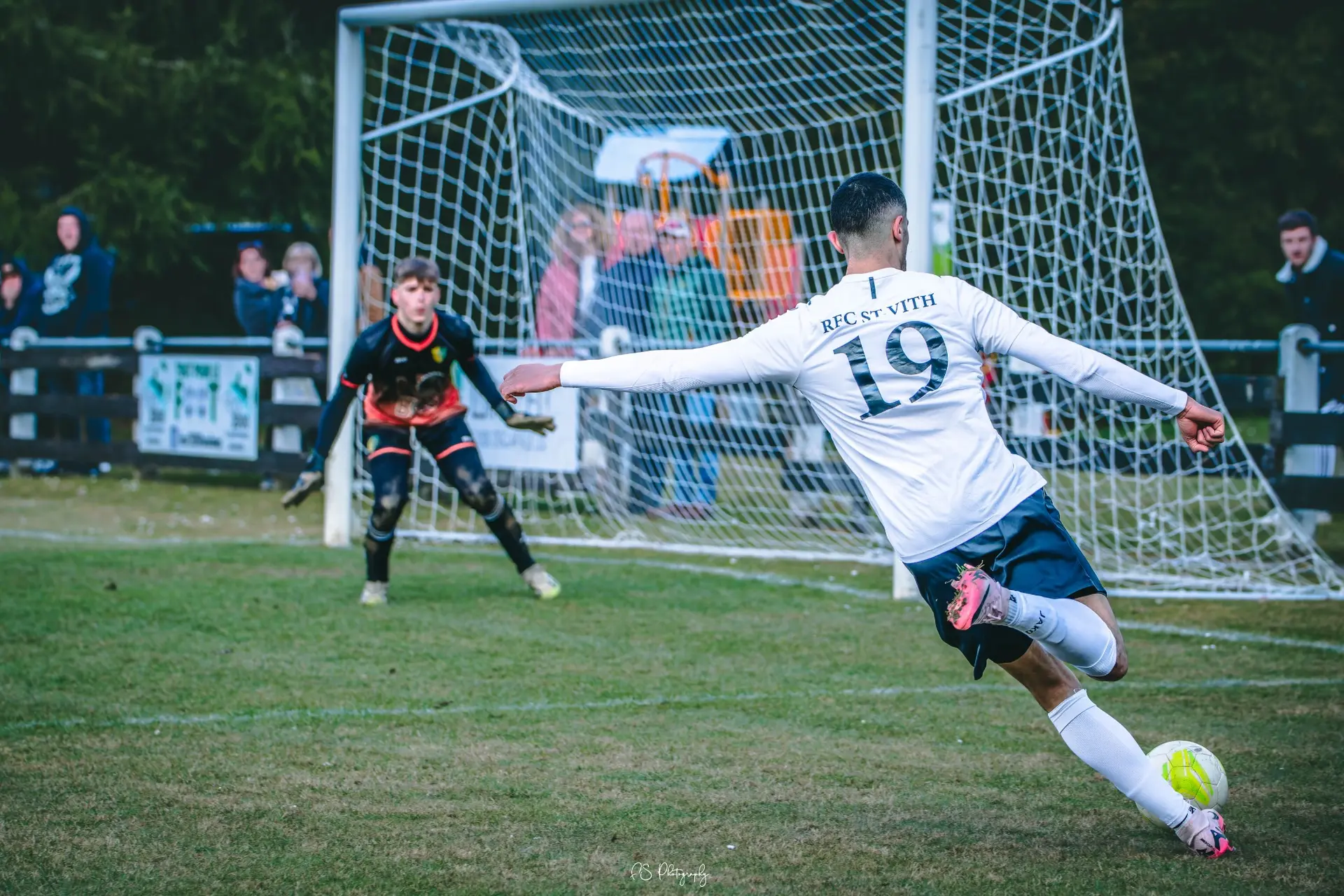 Joueur de football arme une frappe face au gardien