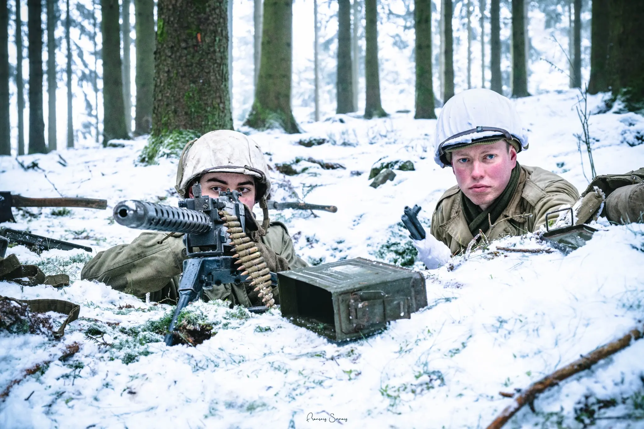 Deux participants en tenue historique dans une position reconstituée sous la neige à Thirimont
