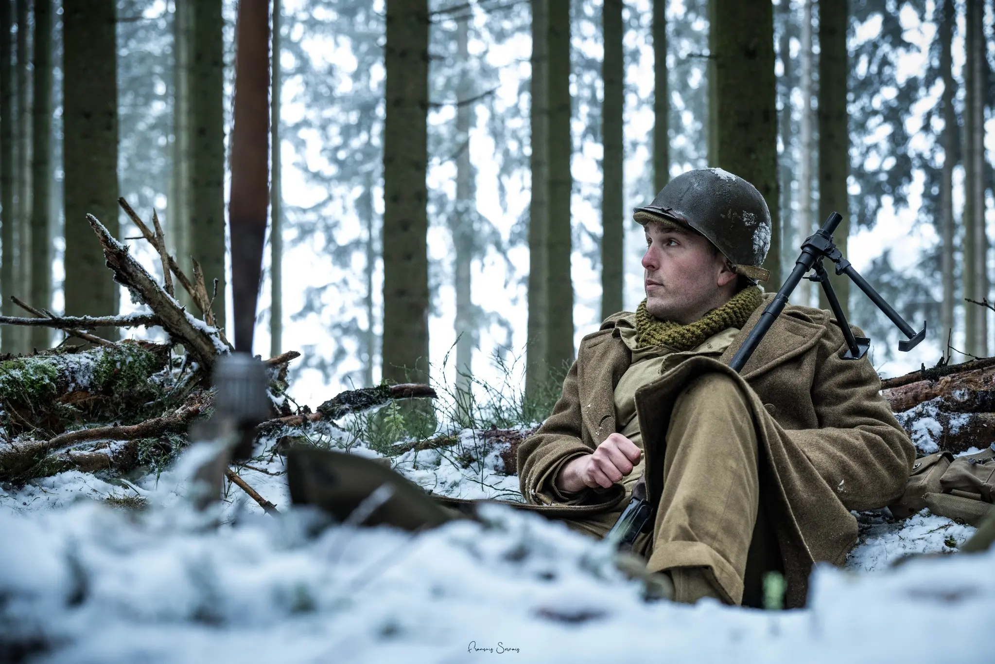 Portrait en situation d’un participant en tenue militaire historique dans la forêt enneigée de Thirimont