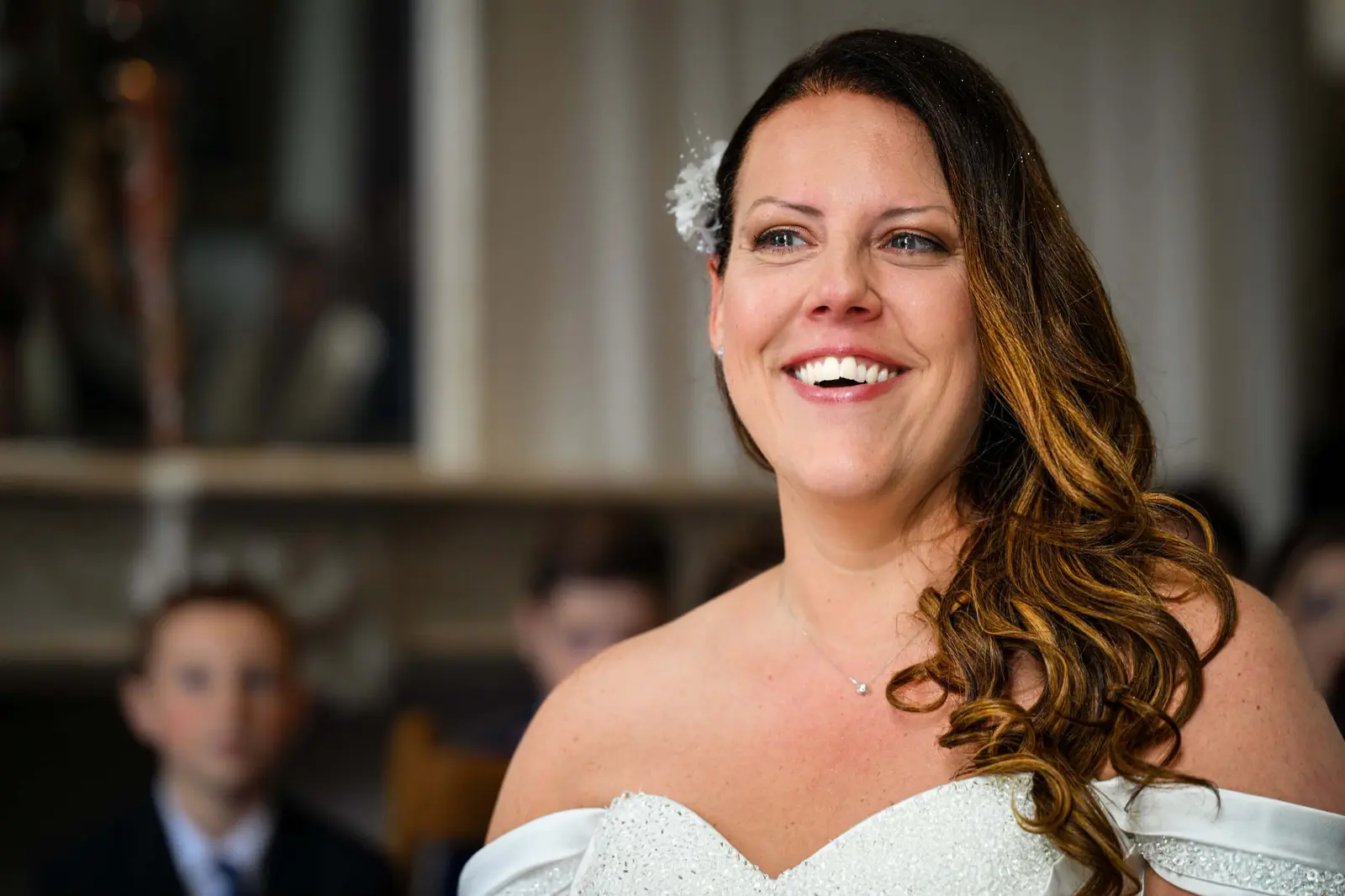Portrait lumineux de la mariée souriante